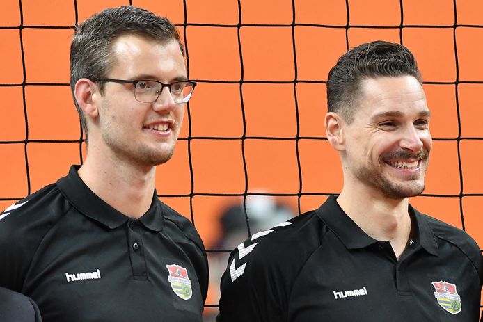 Frank Baak (links) naast assistent-trainer Renzo Verschuren van Dynamo.