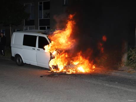 Hevige brand verwoest midden in de nacht bestelbus in Kampen