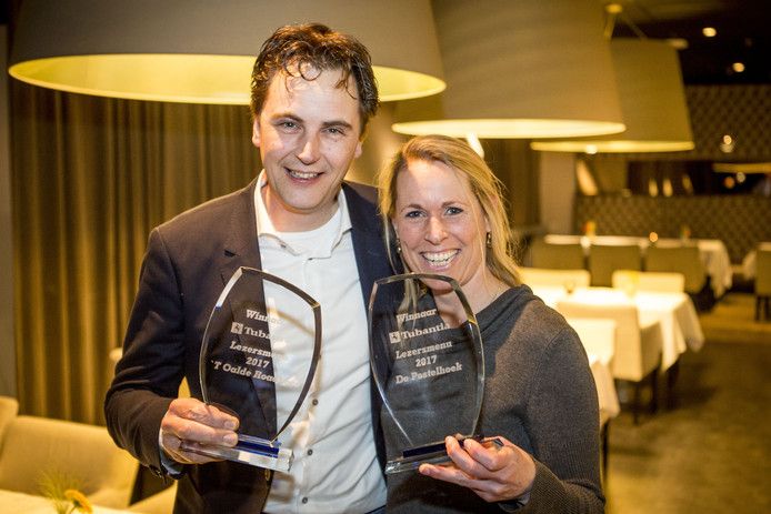 Silvia Rouwers (De Postelhoek) en Ruud Droste ('t Oale Roadhoes) stralen. Ze winnen samen de prijs 'Beste Lezersmenu' 2017