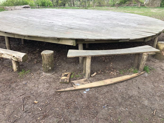 De vernielingen aan de picknicktafel in Bergen op Zoom.