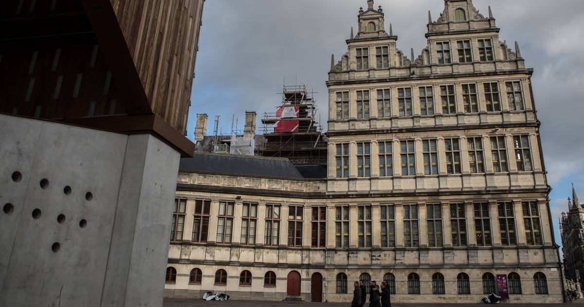 Dak van stadhuis staat weer in