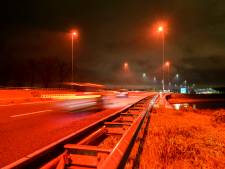 De A59 kleurt oranjerood bij Waalwijk, en dat is fijn voor de vleermuis, want die krijgt koppijn van wit licht