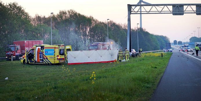 Een auto reed tegen een constructie met matrixborden langs de snelweg bij Deventer.