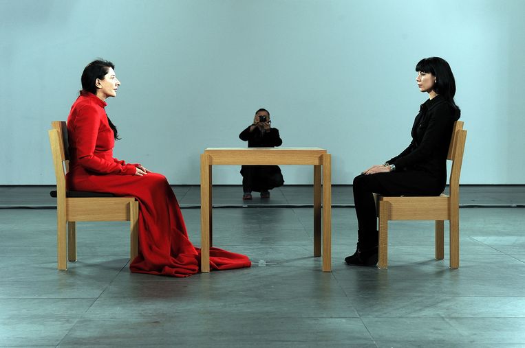 Marina Abramovic: The Artist is Present, 700 uur durende performance (7 uur per dag, drie maanden lang) in het Museum of Modern Art in New York, 2010.  Beeld Getty 