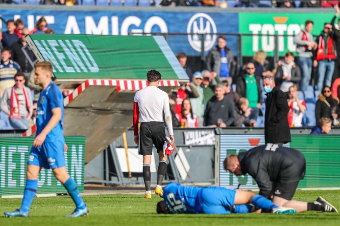 Feyenoord-aanvoerder Steven Berghuis verlaat het veld na zijn rode kaart tegen Vitesse.