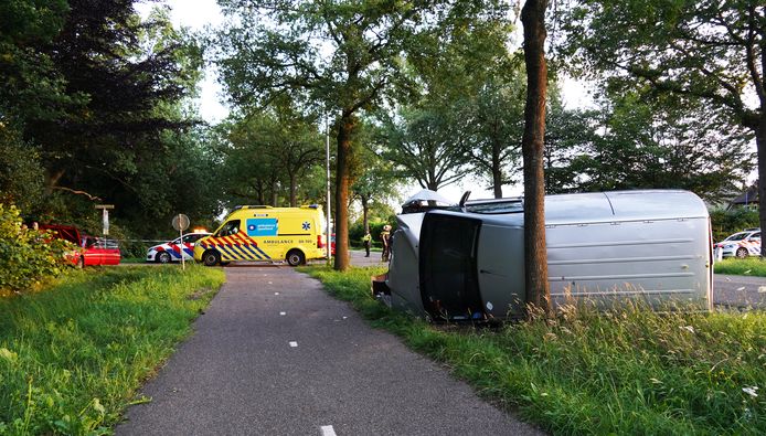 Het zilverachtige busje kwam op de zij tegen een boom te liggen.