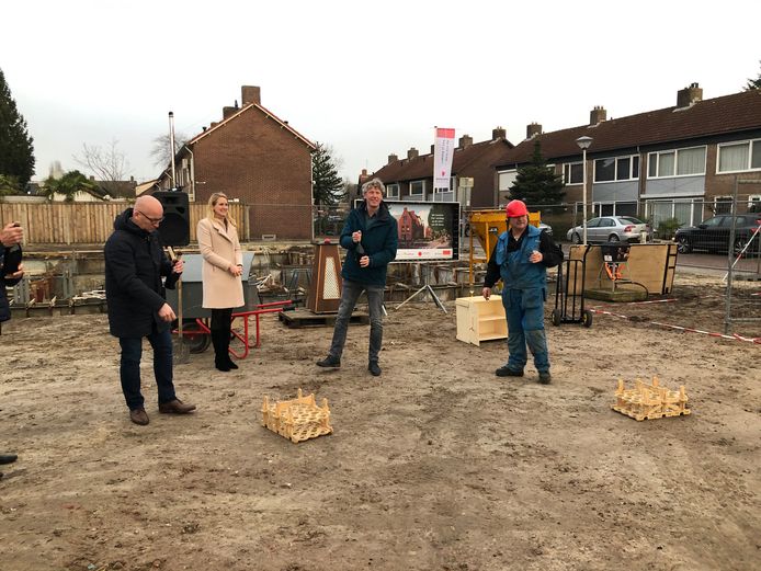 De fles wordt ontkurkt voor de start van de bouw.