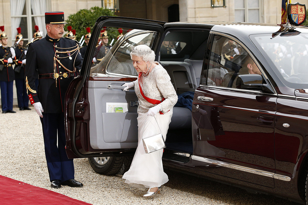The Queen zoekt chauffeur salaris maximaal 32.000 euro Foto AD.nl