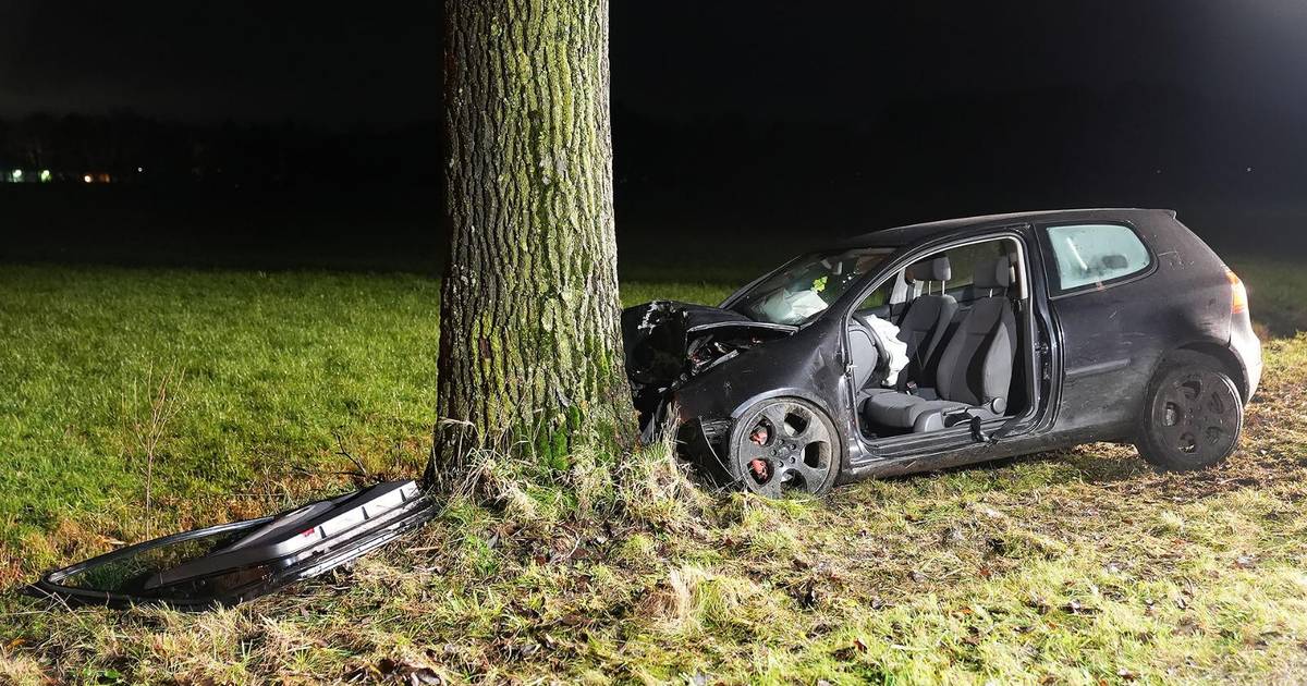 Man zwaargewond bij botsing tegen boom op N277 bij Overlangel