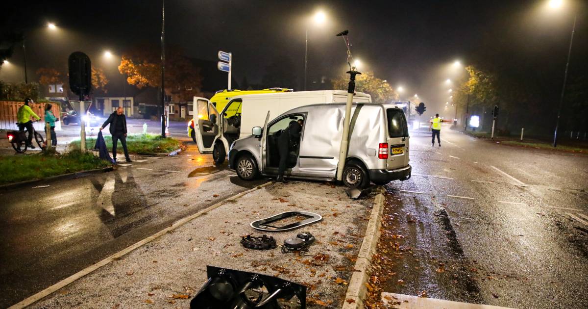 Aanrijding tussen busje en caddy in Apeldoorn: ravage op kruispunt.