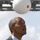 Obama goochelt met bal in Tanzania