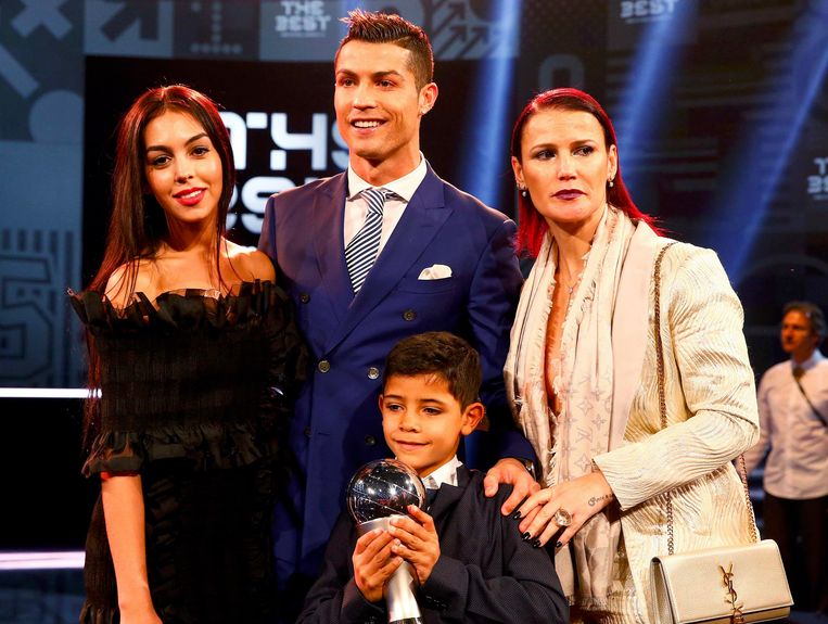 Georgina, Cristiano, Cristiano Jr en Katia Aveiro begin dit jaar op de uitreiking van de Gouden Bal in Zürich. Beeld reuters