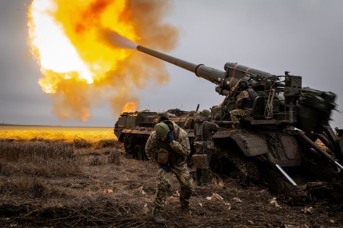Oekraïense soldaten vuren artillerie af op Russische posities.