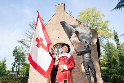 Erelid van gilde uit Someren-Eind poseerde voor beeld bij Lambertuskapel: ‘Ik lijk er echt op’
