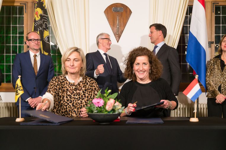 Vlaams minister van Onderwijs Hilde Crevits (CD&V) en haar Nederlandse evenknie Ingrid Van Engelshoven. Beeld BELGA
