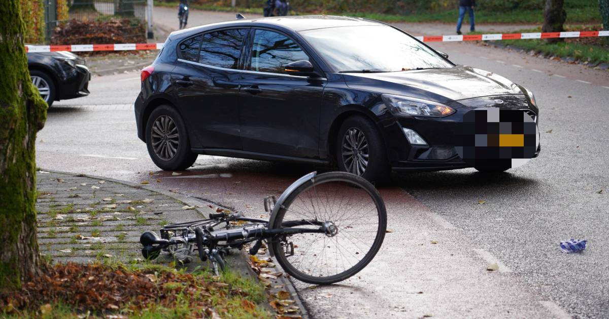 Fietser zwaargewond bij aanrijding door auto in Nijmegen.