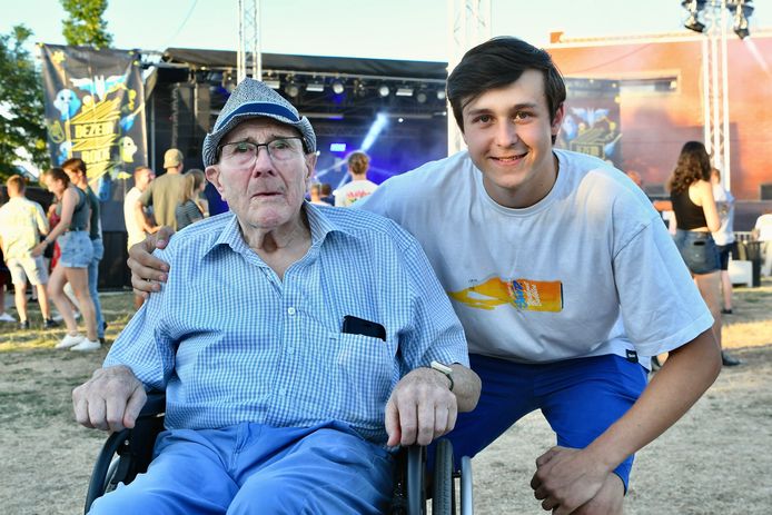 dj Sonlo met zijn trotse grootvader Gilbert (79)