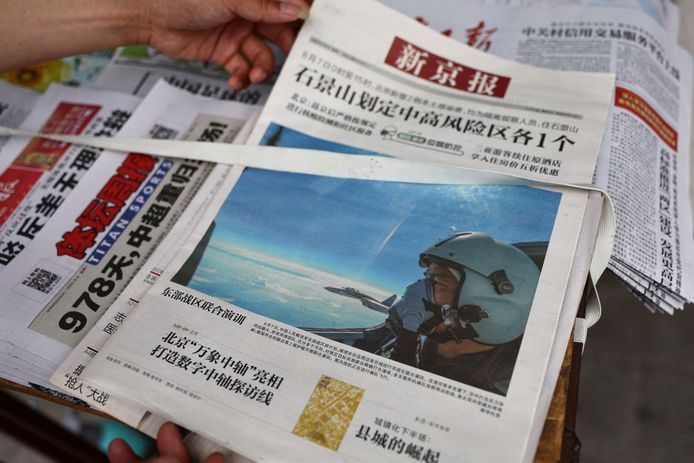 Foto in prima pagina di un giornale cinese presso un venditore di giornali a Pechino.