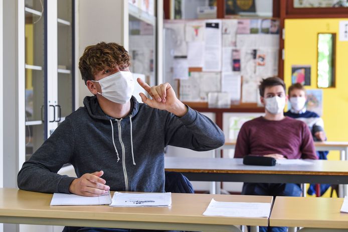 Leerlingen met een mondmasker in de klas. In het secundair onderwijs zou dat voortaan niet meer verplicht zijn.