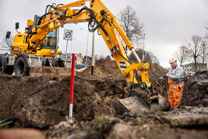 Aanleg warmtenet in 2021 in de wijk Liniekwartier. Graaf en laswerk in de Buys Ballotstraat.