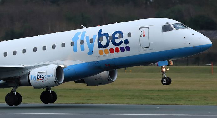 Een vliegtuig van Flybe stijgt op in Manchester.