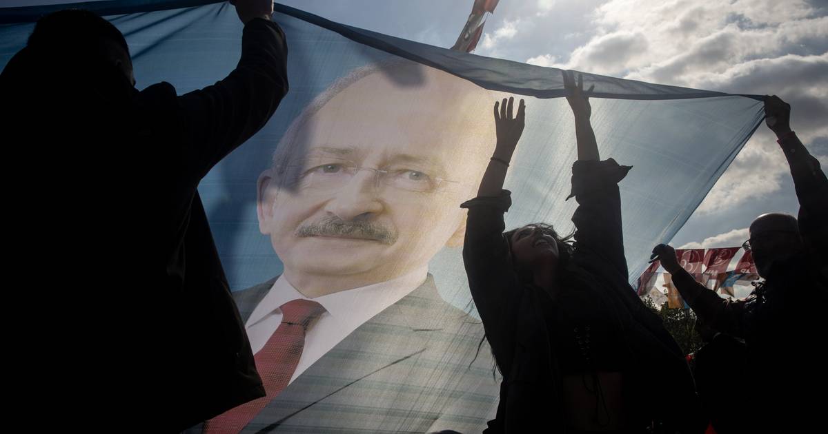 Les bureaux de vote en Turquie sont ouverts : est-ce l’homme qui renversera Erdogan ?  |  À l’étranger