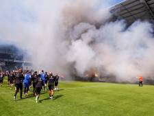 Duizenden supporters zwaaien met vuurwerk Heracles uit naar kampioenswedstrijd tegen Jong Ajax