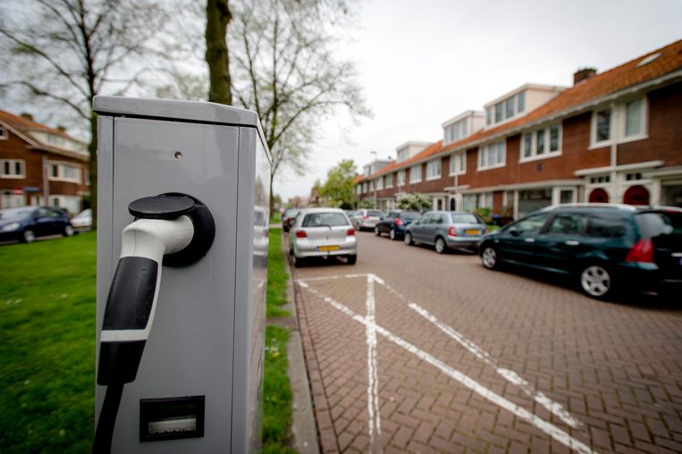 Een oplaadpunt voor elektrische auto's in Utrecht. Vooral in het centrum van de grote steden is steeds minder parkeerkeus voor bestuurders met een auto die op brandstof rijdt. Door de sterke groei van elektrische en hybride auto's komen er meer parkeerplaatsen die zijn gekoppeld aan oplaadpalen.  Beeld ANP