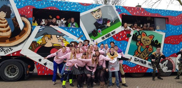 Haarense jeugd voor de carnavalswagen van Wie Nie Waogt in Haaren.