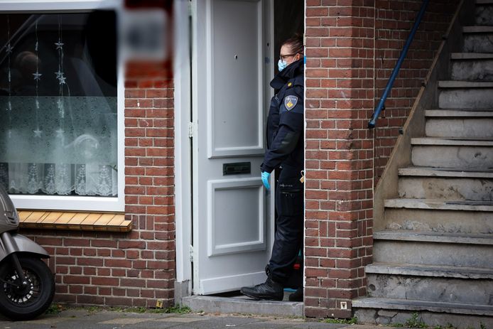 Op donderdagavond 1 december kreeg de politie rond 23.00 uur een melding dat er in een woning aan de Deimanstraat in Den Haag een zwaargewonde man zou liggen.