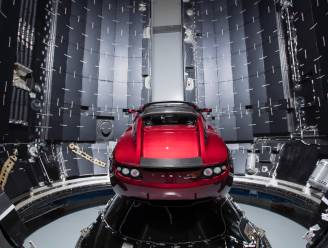 Musk komt belofte na: zijn rode Tesla staat klaar om honderden jaren in de ruimte te zweven