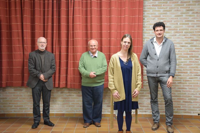 De Lovie vzw uit Poperinge en vzw Het Havenhuis in Lo-Reninge gaan fusioneren.  Het Havenhuis wordt nieuwe vestigingsplaats De Lovie vzw. Op de foto staat: Paul Deman (voorzitter bestuursorgaan De Lovie vzw), Urbain Cayzeele (voorzitter bestuursorgaan vzw Het Havenhuis), Gudrun Deryckere (directeur vzw Het Havenhuis) en Patrick Deferme (algemeen directeur De Lovie vzw).