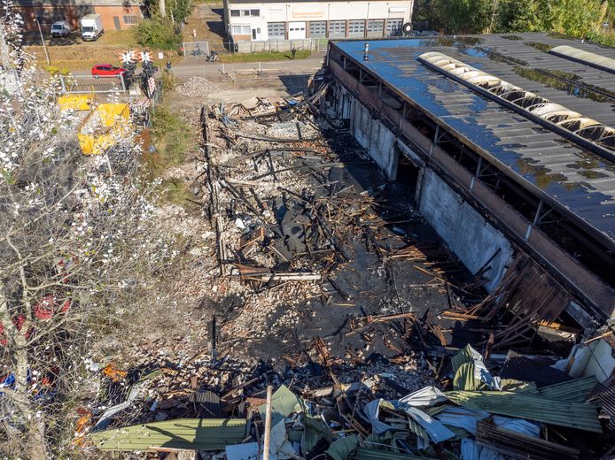 Het bedrijfspand aan de 1e Industrieweg is grotendeels verwoest door de brand.