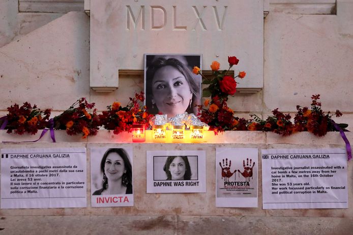 De Maltese onderzoeksjournaliste Daphne Caruana Galizia stierf in 2017 nadat haar auto ontplofte door een autobom. Ze deed  onder meer onderzoek naar corruptie binnen de overheid en de zakenwereld.