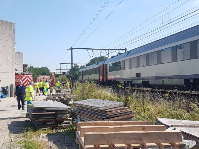 Honderden reizigers geëvacueerd na uur op stilgevallen trein zonder airco