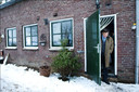 Premier Balkenende op bezoek bij geitenhouderij De Heerenvelde in Hulten. FOTO ANP.
