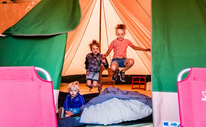 Rileyn (1), Morris (6) en Trevor (8) spelen tijdens de vakantie in de tent bij hun opa en oma in Molenaarsgraaf.
