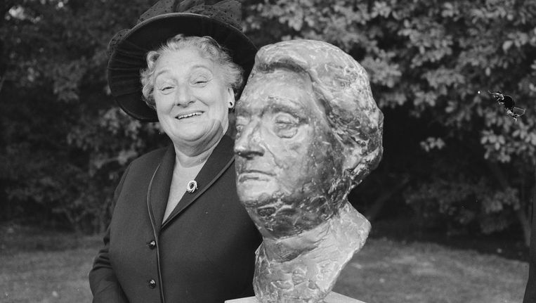 Truus Wijsmuller naast een aan haar gewijde buste in het Beatrixoord in het Amsterdamse Oosterpark. Het beeld werd in 1978 herplaatst op het Bachplein. Beeld Ron Kroon / Anefo / Nationaal Archief