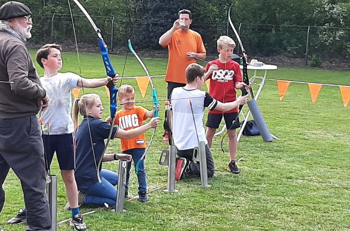 Een van de onderdelen van de spektakelmiddag tijdens Koningsdag in Heeze: handboogschieten.
