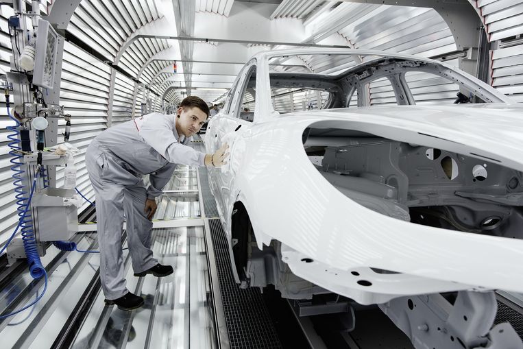 Een medewerker inspecteert een pas gespoten Porsche. Beeld Daniel Rosenthal