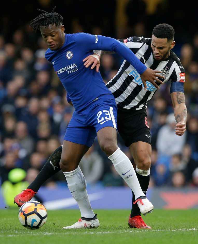 Michy Batshuayi (in blauw). Beeld AP