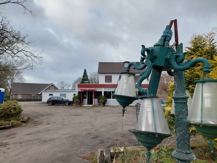 Bepaald geen gezellig welkom op de parkeerplaats van het voormalige restaurant.