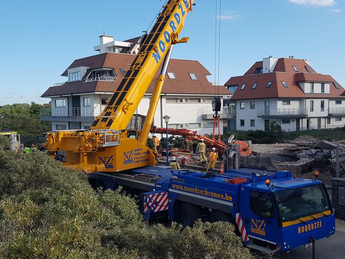 Een telescopische kraan kwam ter plaatse om de kraan lichtjes op te tillen en het slachtoffer te bevrijden.