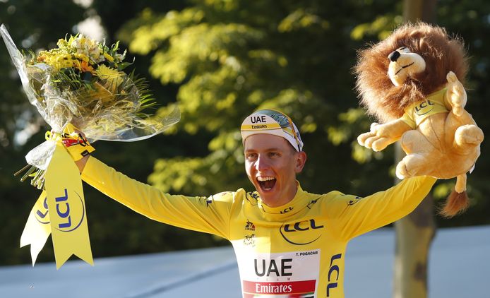 Tadej Pogacar in de gele trui na zijn tweede eindzege in de Tour de France.