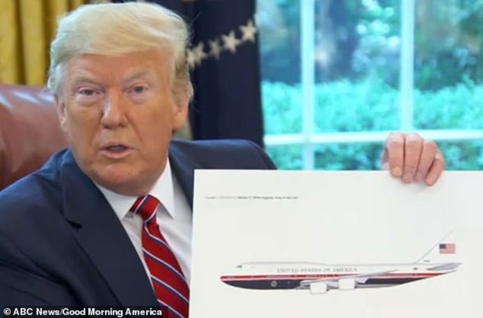 Oud-president Donald Trump toont zijn design.