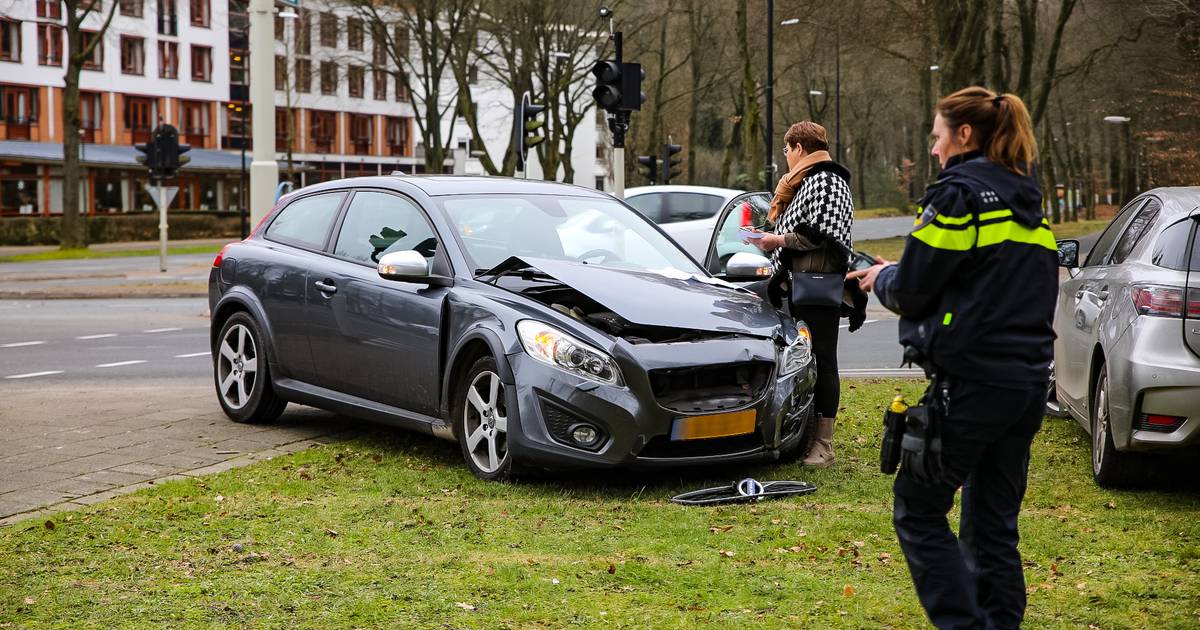 Ongeluk op kruising in Apeldoorn tijdens storing van verkeerslichten.