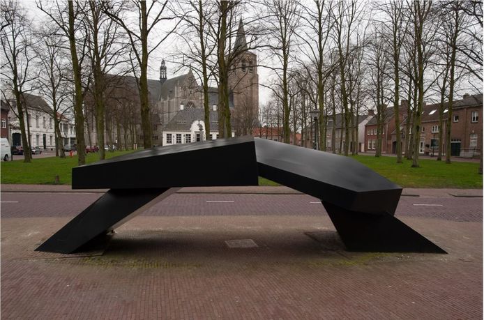 Het bekende kunstwerk De Samenwerking van Kees Keijzer op de Markt in Wouw.