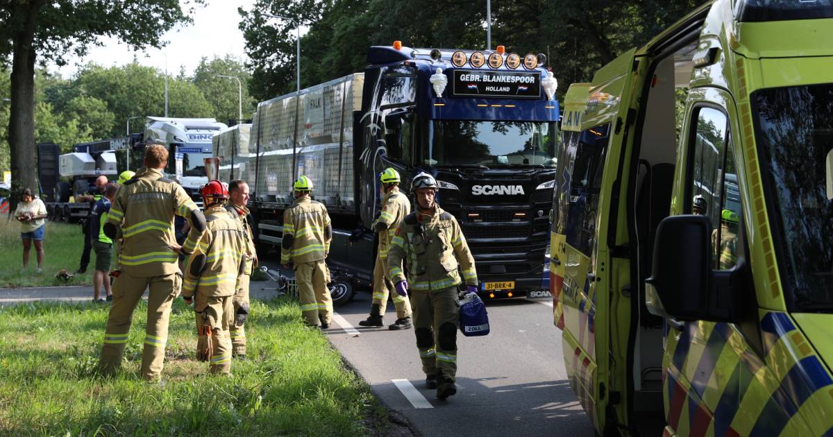 Scooterrijder in botsing met vrachtwagen op de Wekeromseweg in Ede.