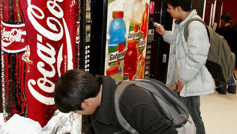 Scholieren halen suikerhoudende frisdrank uit een automaat Beeld afp