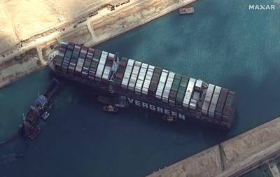 Containerreus die Suezkanaal blokkeert al dertig meter opgeschoven
